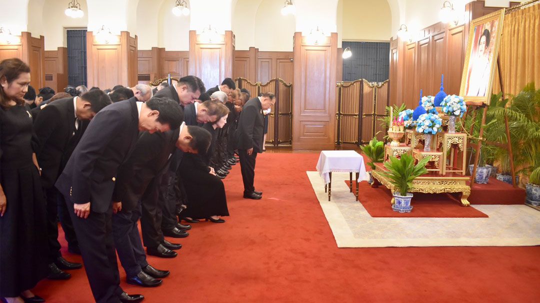 'บิ๊กป้อม' ผู้บริหาร สมาชิกพรรค เข้าถวายสักการะพระบรมศพ 'สมเด็จพระพันปีหลวง'