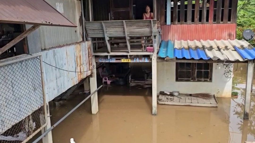 อ่างทองระทึก!น้ำเจ้าพระยาพุ่งสูงขึ้นไหลลอดเขื่อนทะลักท่วมบ้านประชาชน