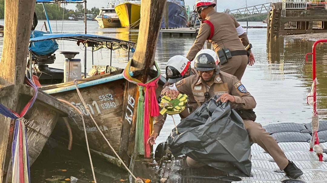 ชื่นชม!ตำรวจจราจรกระบี่ ช่วยเทศบาลเก็บขยะ‘กระทง’ ลอยเต็มทะเลหน้าเขื่อน