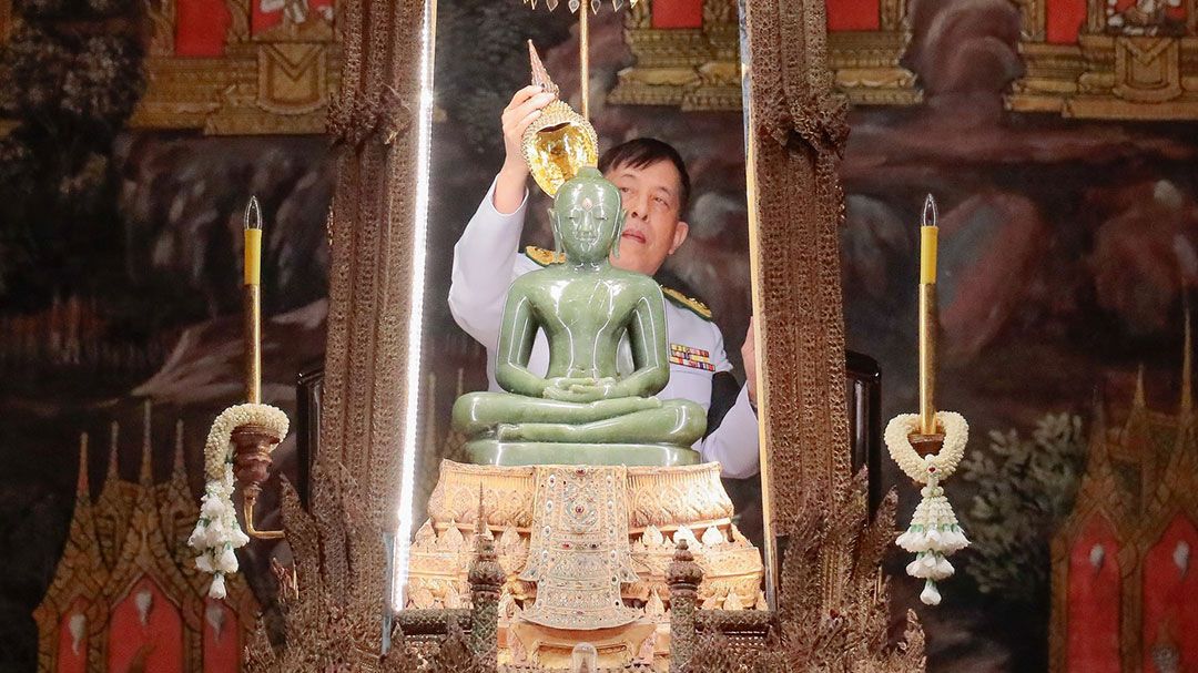 ‘ในหลวง-พระราชินี’เสด็จฯทรงเปลี่ยนเครื่องทรงฤดูฝนเป็นฤดูหนาวถวายพระแก้วมรกต