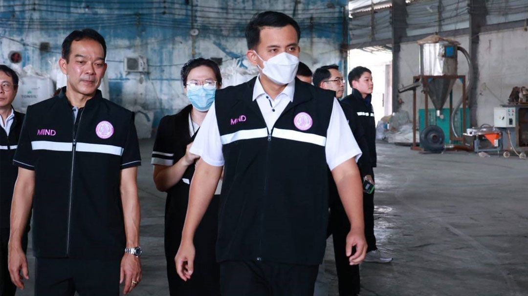 ‘ธนกร’ ส่งทีม ‘เต็มเหนี่ยว’ สั่งปิด 2 โรงงานเถื่อน จ.สมุทรปราการ