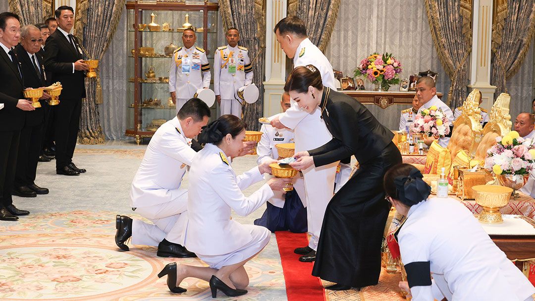 'ในหลวง-พระราชินี'พระราชทานพระบรมราชวโรกาสให้คณะบุคคลต่างๆเฝ้าฯถวายเงิน