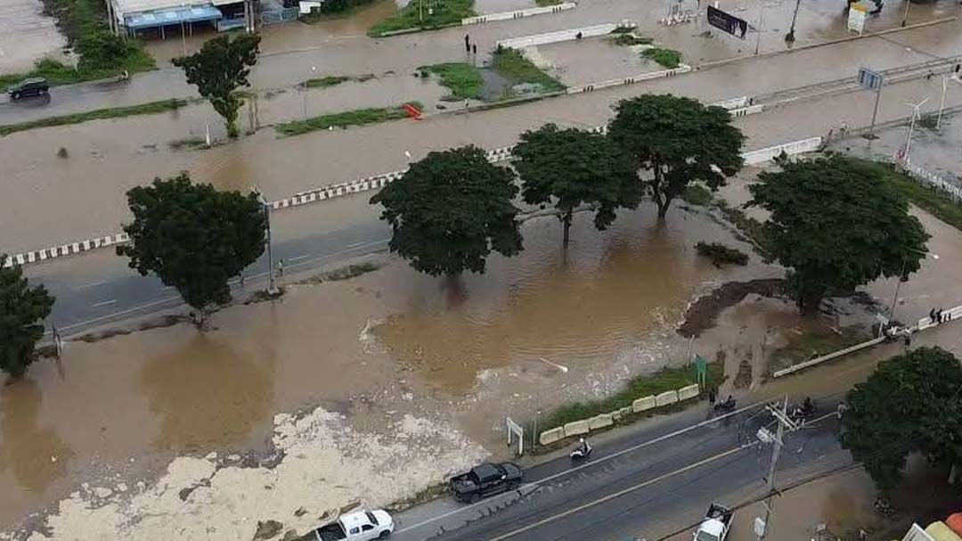 ‘ผบช.ภ.1’สั่งการ‘ผู้การอ่างทอง’พร้อมตำรวจสภ.ป่าโมก ลุยช่วยน้ำท่วมจากพนังกั้นน้ำแตก