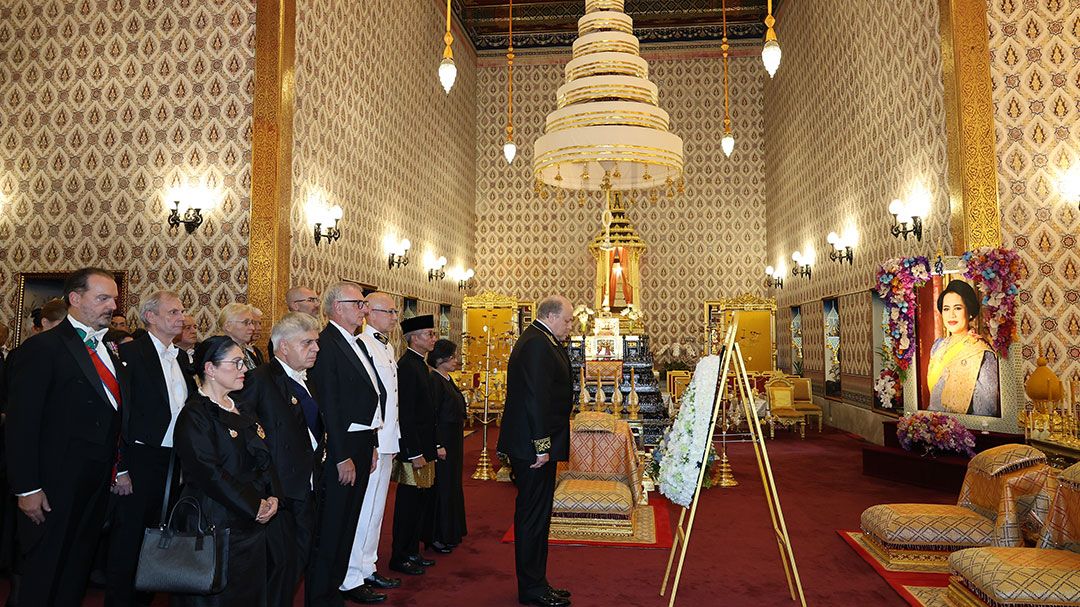 คณะทูตานุทูต 85 ประเทศ ร่วมถวายความอาลัยเบื้องหน้าพระบรมศพ'พระพันปีหลวง'