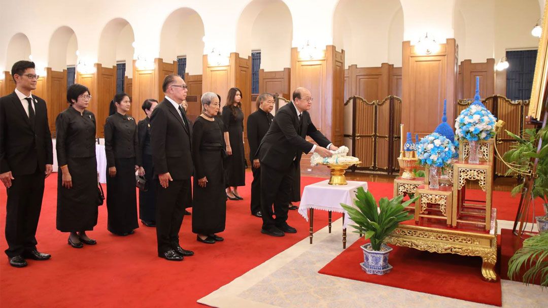 ราชสกุล ประชาชนทั้งชาวไทย ต่างประเทศ เข้าถวายสักการะเบื้องหน้าพระฉายาลักษณ์พระบรมศพ ‘สมเด็จพระพันปีหลวง’