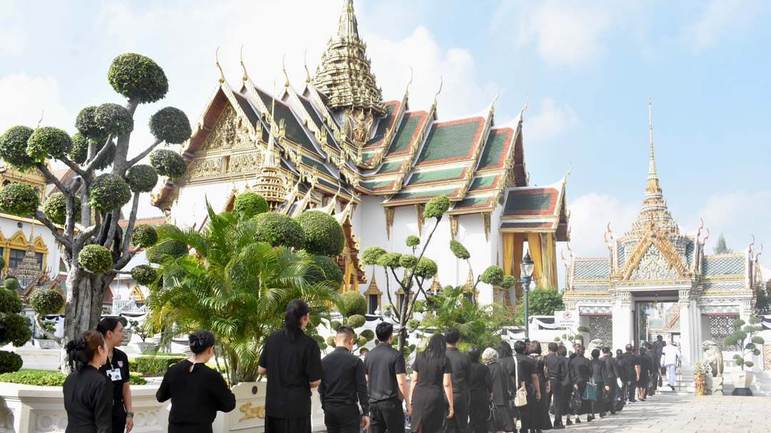 ปชช.เข้าถวายบังคมพระบรมศพ‘สมเด็จพระพันปีหลวง’บนพระที่นั่งดุสิตฯวันแรก