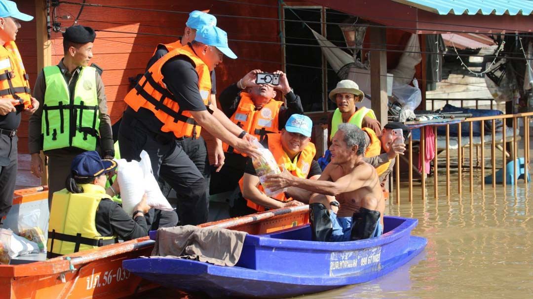 ‘ผบช.ภ.1’ลุยตรวจ‘น้ำท่วมอยุธยา-อ่างทอง’ ช่วยเหลือชาวบ้านผู้ประสบภัย