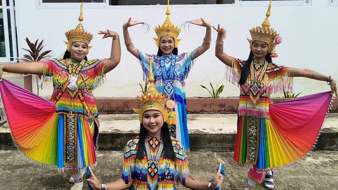 รายงานพิเศษ : มโนราห์เยาวชนเมืองตรัง ใช้เวลาว่างแสดงมโนราห์หารายได้ เก็บค่าเทอม ช่วยพ่อแม่ พร้อมสืบสานวัฒนธรรมปักษ์ใต้