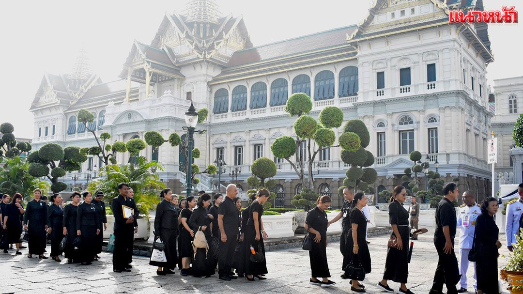 เปิดให้กราบพระบรมศพวันแรก  พระพันปีหลวง  ประชาชนถวายอาลัยเนืองแน่น