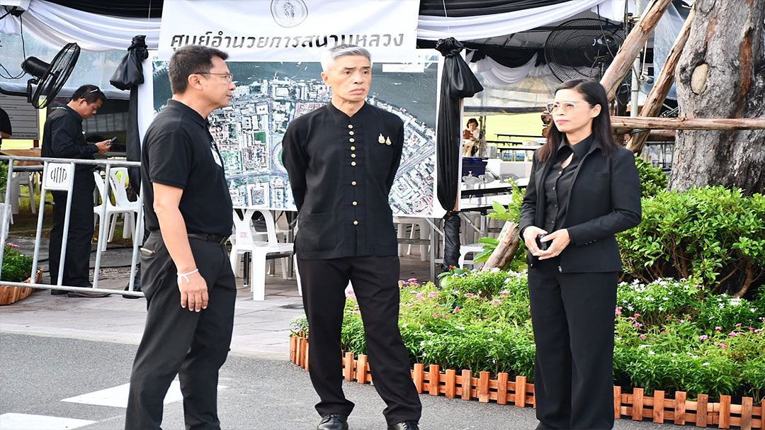 รองปลัดรุดตรวจจุดพักคอยประชาชนเข้ากราบถวายบังคมพระบรมศพฯ วันที่ 2