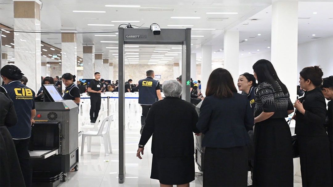 ประชาชนเข้ากราบถวายบังคมพระบรมศพวันแรกกว่า 8,300 คน