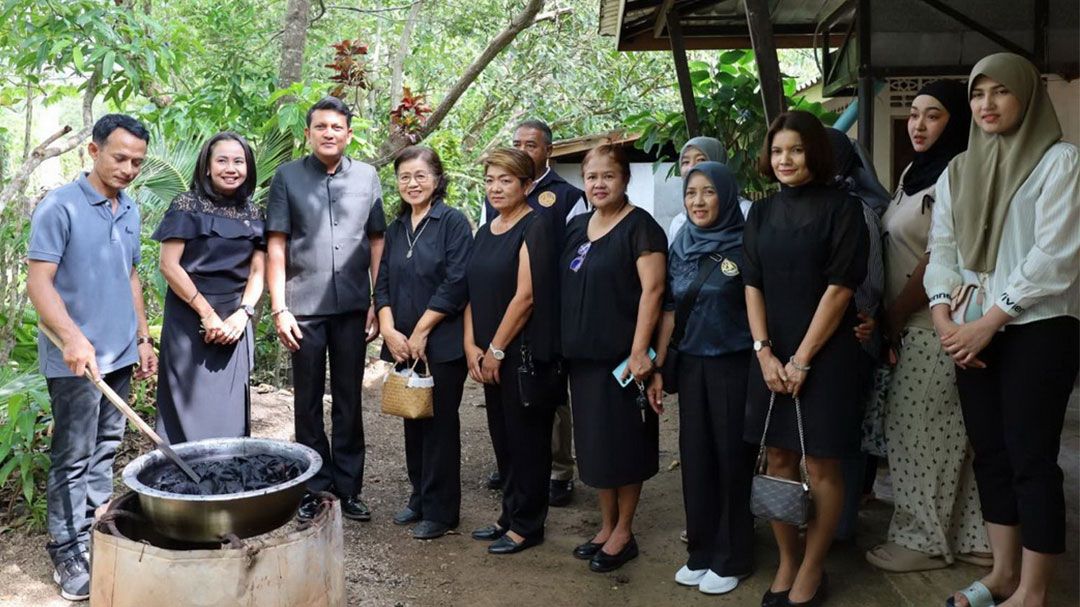 กระบี่รวมใจ! OTOP เปิด 7 จุด ‘ย้อมผ้าฟรี’ ถวายพระราชกุศล ‘สมเด็จพระพันปีหลวง’