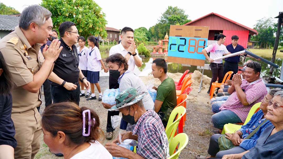 'สส.ท็อป-สส.ยอร์ช'มอบถุงยังชีพ อธิบายเส้นทางน้ำจาก'เหนือ'ออก'อ่าวไทย'