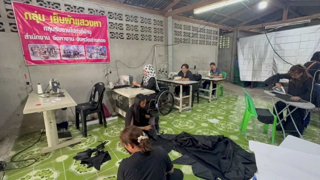 สพร.อ่างทอง ฝึกอาชีพตัดเย็บ ‘ชุดไทยเรือนต้นสีดำ’ ผสมผสานทักษะกับความอาลัย