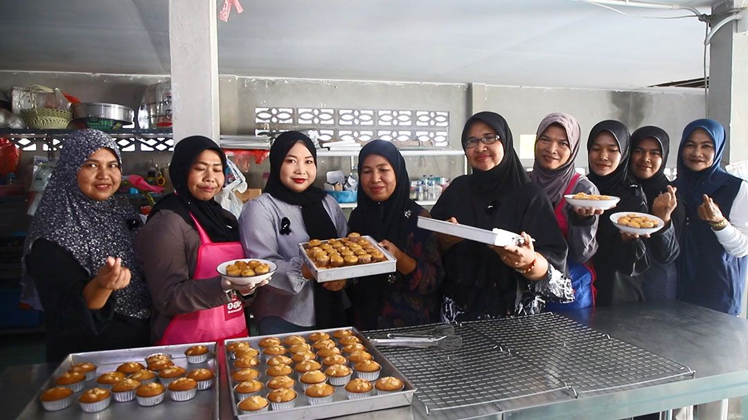 รายงานพิเศษ : กลุ่มแม่บ้านสวนโอนพัฒนา “สะบายอ เบคเฮาส์” แปรรูปผลไม้ ขยายผลจากฟาร์มของแม่ สร้างงาน สร้างรายได้