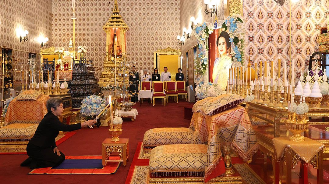 กราบถวายบังคมพระบรมศพ  พระพ้นปีหลวง  ปชช.สำนึกพระมหากรุณาธิคุณ