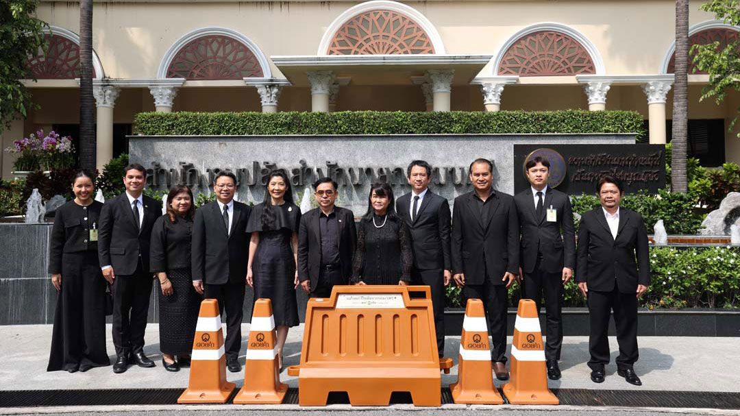 'ดอยคำ'ร่วมกับ'แอดวานซ์ แมท' ส่งมอบ'แบริเออร์พลาสติก-กรวยจราจร'จากกล่องยูเอชที แก่สำนักงานปลัดสำนักนายกรัฐมนตรี