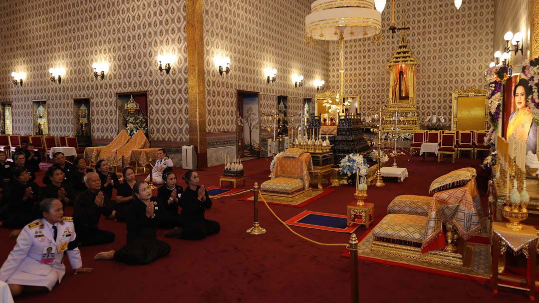 ปชช.-คณะบุคคล เข้ากราบถวายบังคมพระบรมศพ‘สมเด็จพระพันปีหลวง’