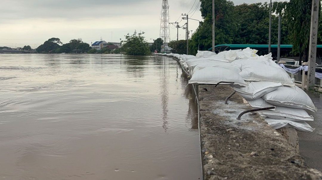 อ่างทองวิกฤต! เทศบาลฯเร่งวางแบร์ริเออร์ปิดถนนรับมือน้ำหลากข้ามพรหมบุรีไหลเข้าพื้นที่