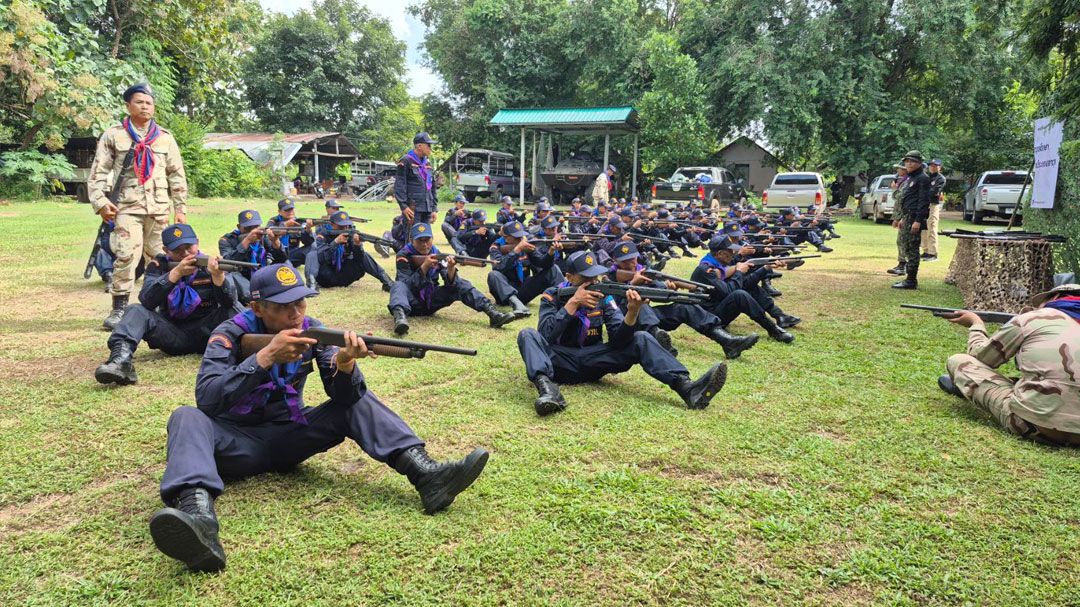 ติวเข้ม ชรบ.ชายแดนฝึกยุทธวิธีใช้อาวุธป้องกันตัวตามแผนพิทักษ์พื้นที่ส่วนหลังรับมือเหตุฉุกเฉิน
