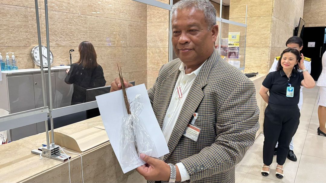 'วัชระ'บุกสภาอีกรอบ นำเศษพื้นไม้ผุพังยื่น'วันนอร์'เป็นหลักฐาน ยันไม่ใช่ไม้ตะเคียนทอง