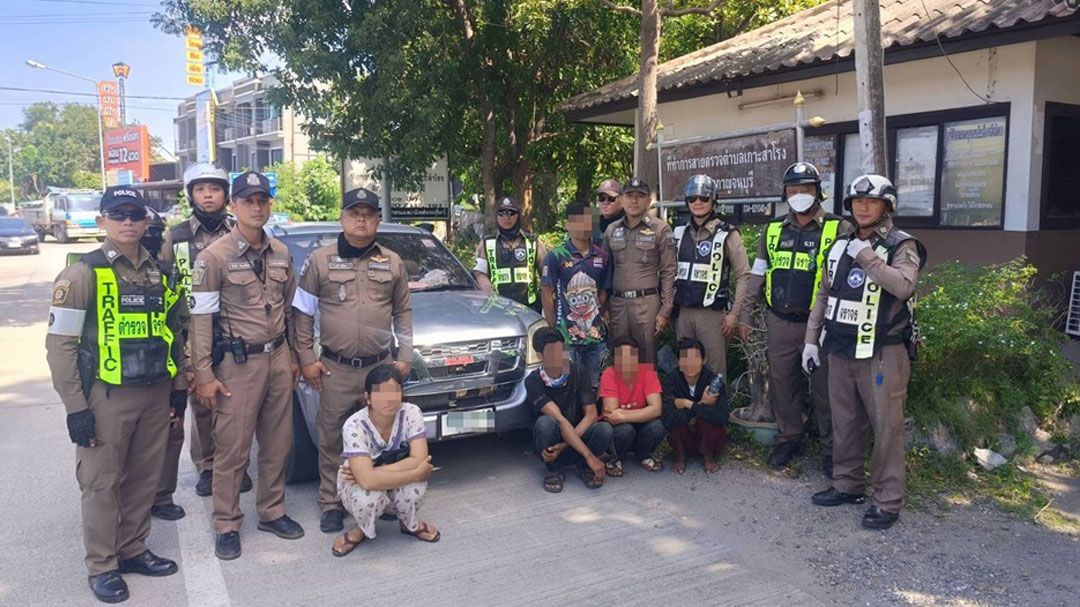 รวบหนุ่มนครปฐมขน 4 พม่านั่งท้ายกระบะแบบชิลล์ๆ สารภาพหนีเข้ามาทำงานในไทยหลายเดือนแล้ว