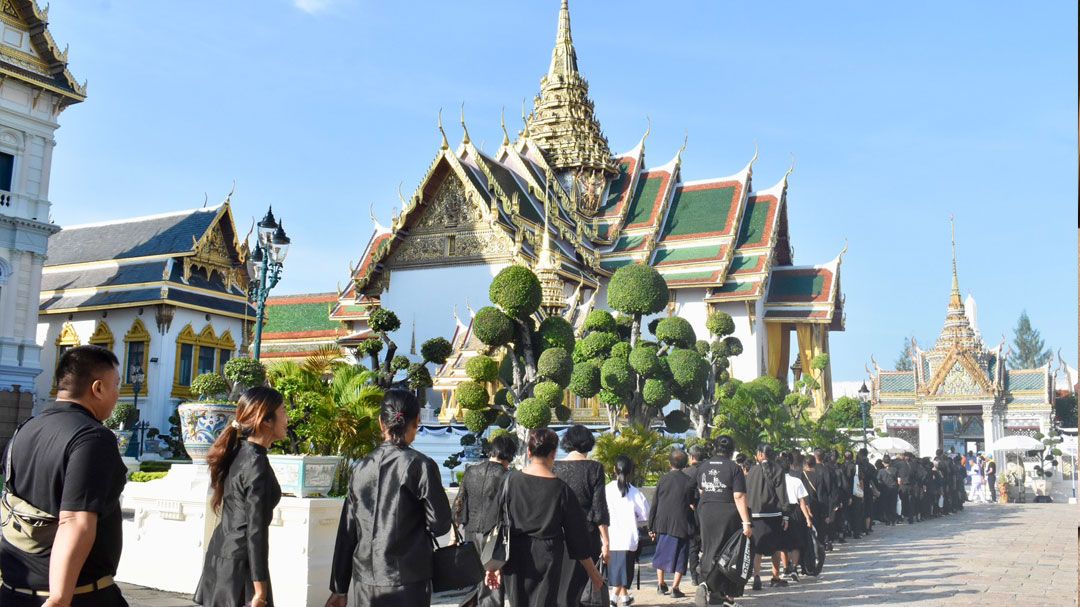 ปชช.หลั่งไหลกราบพระบรมศพ พระพันปีหลวง ถวายอาลัยช่วงวันหยุดแน่นขนัด