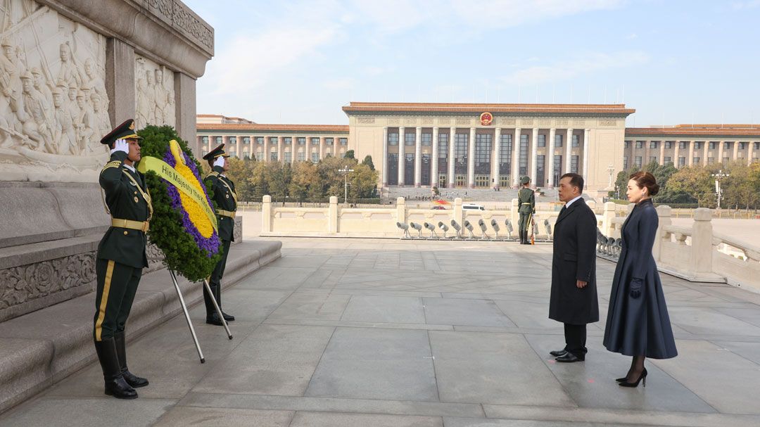 'ในหลวง-พระราชินี' ทรงวางพวงมาลา ณ อนุสาวรีย์วีรชน จตุรัสเทียนอันเหมิน