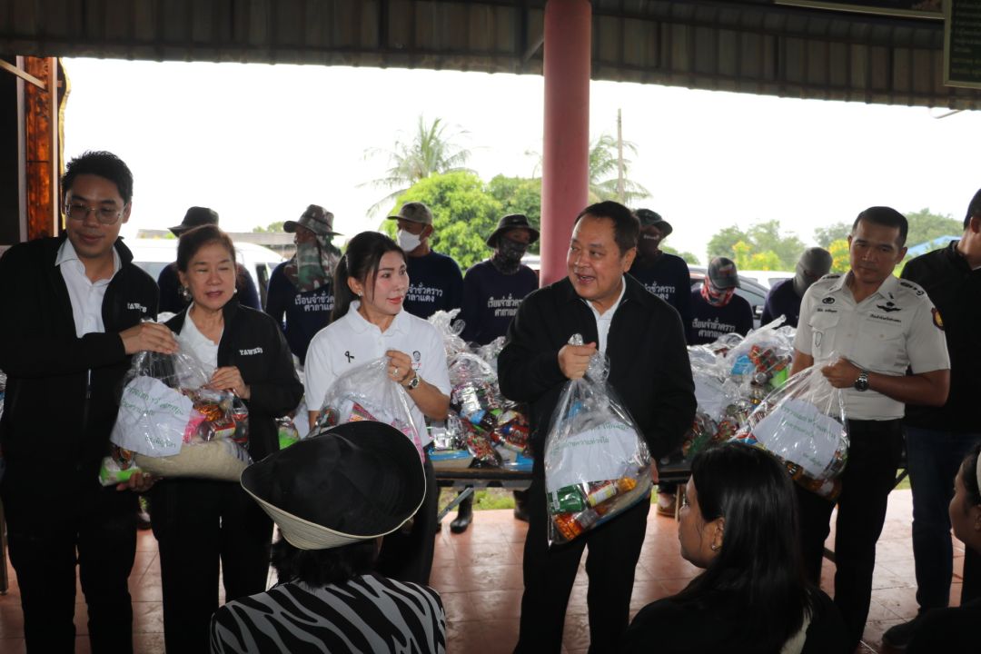 'ทวี สอดส่อง'ลงพื้นที่ให้กำลังใจชาวอ่างทองประสบภัยน้ำท่วม 400 หลังคาเรือน