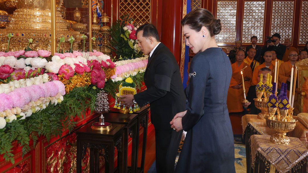 'ในหลวง-พระราชินี'เสด็จ ฯ ไปทรงสักการะพระพุทธรูปพระศากยมุนี และพระบรมสารีริกธาตุ