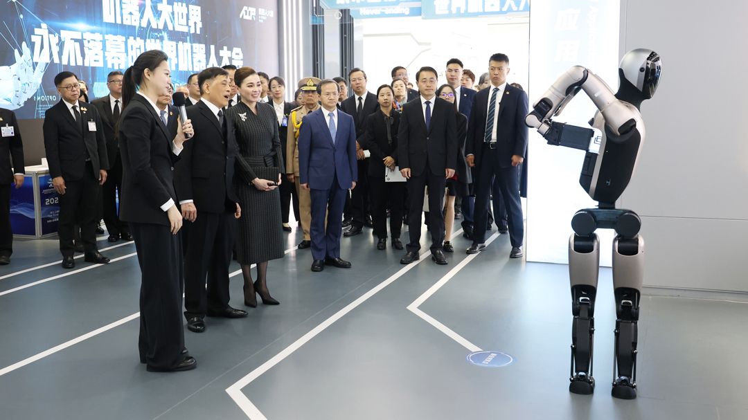 ‘ในหลวง-พระราชินี’เสด็จฯศูนย์นวัตกรรมหุ่นยนต์ฮิวแมนนอยด์ กรุงปักกิ่ง ทอดพระเนตรสาธิตรุ่น‘เทียนกง’