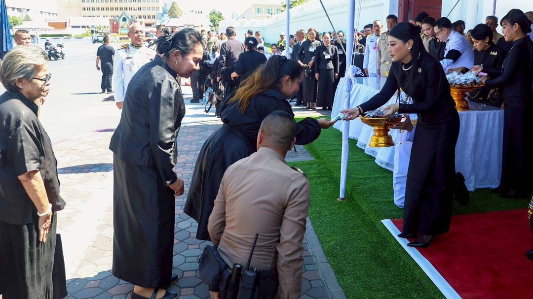 ‘เจ้าฟ้าสิริวัณณวรีฯ’พระราชทานเข็มกลัดริบบิ้นดำ พสกนิกรที่เดินทางมาถวายความอาลัย‘สมเด็จพระพันปีหลวง’