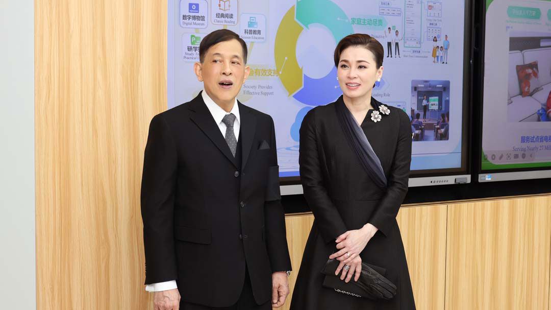 'ในหลวง-พระราชินี'เสด็จฯทอดพระเนตรศูนย์พัฒนาเทคโนโลยีและทรัพยากรด้านการศึกษา