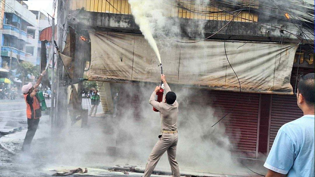 ผช.ผอ.เขตลาดพร้าวสวมบทนักดับเพลิงลุยดับไฟไหม้ย่านวังหิน