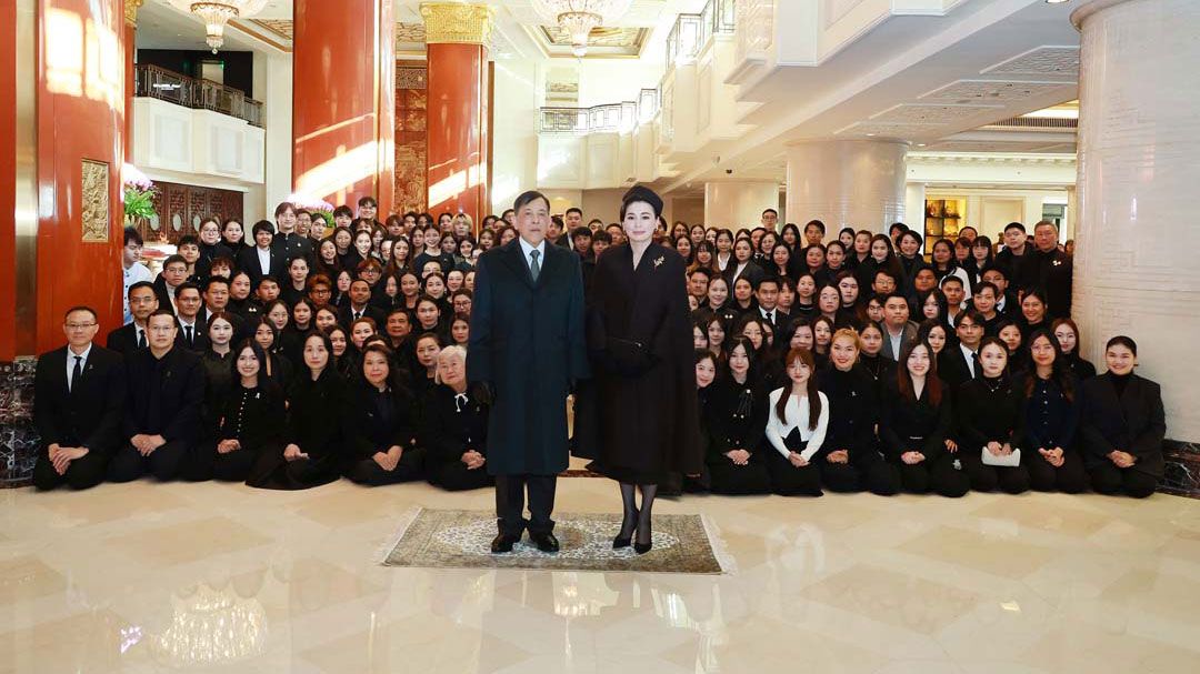 'ในหลวง-พระราชินี'พระราชทานพระบรมราชวโรกาสให้ อัครราชทูต พร้อมคู่สมรส ข้าราชการ ประชาชนชาวไทยในกรุงปักกิ่ง เฝ้าฯส่งเสด็จ