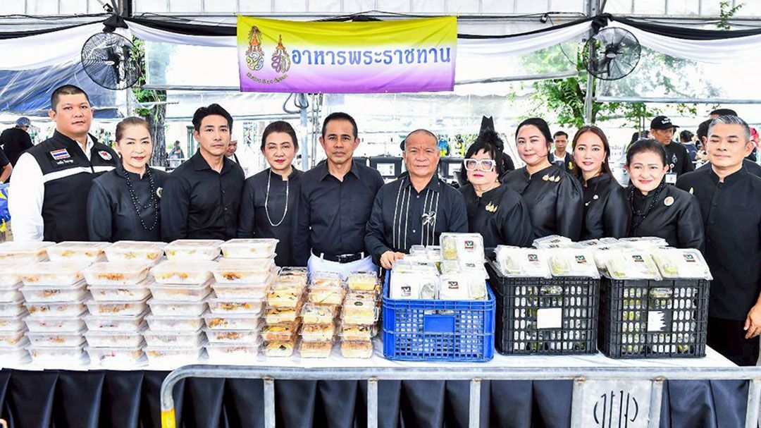 นัดรวมพลศิลปินดารา ที่เต็นท์อาหารพระราชทาน สภาสังคมสงเคราะห์ฯ ร่วมจิตอาสาขอทำดี ถวายความอาลัย