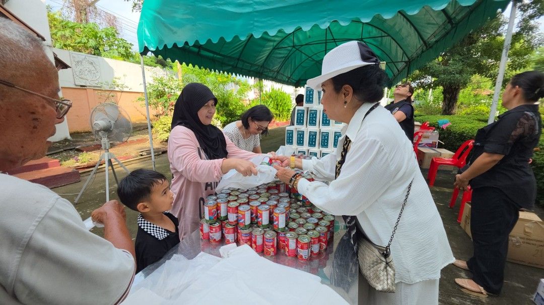 น้ำใจ‘ลลิสา จงบารมี’! เปิดบ้านเรือนไทยวิลล่าอยุธยา มอบถุงยังชีพช่วยเหยื่อน้ำท่วม