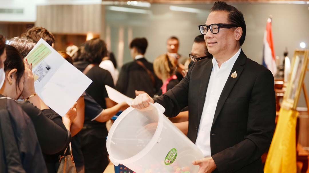 พ่อค้าแม่ค้าแห่จองล็อกขายสินค้าฟรี งานพลุนานาชาติ‘เมืองพัทยา’