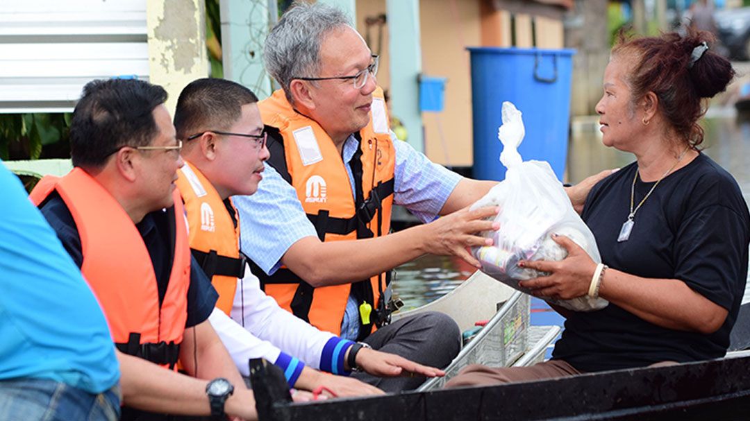 ปชป. ลุยภาคกลาง! 'เมฆินทร์' มอบถุงยังชีพถึงมือชาวชัยนาท