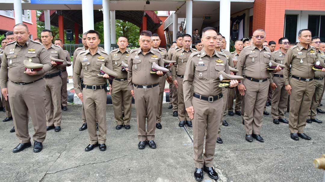 ‘ผู้การตำรวจอ่างทอง’นำตำรวจในสังกัดยืนสงบนิ่ง ถวายความอาลัย‘สมเด็จพระพันปีหลวง’
