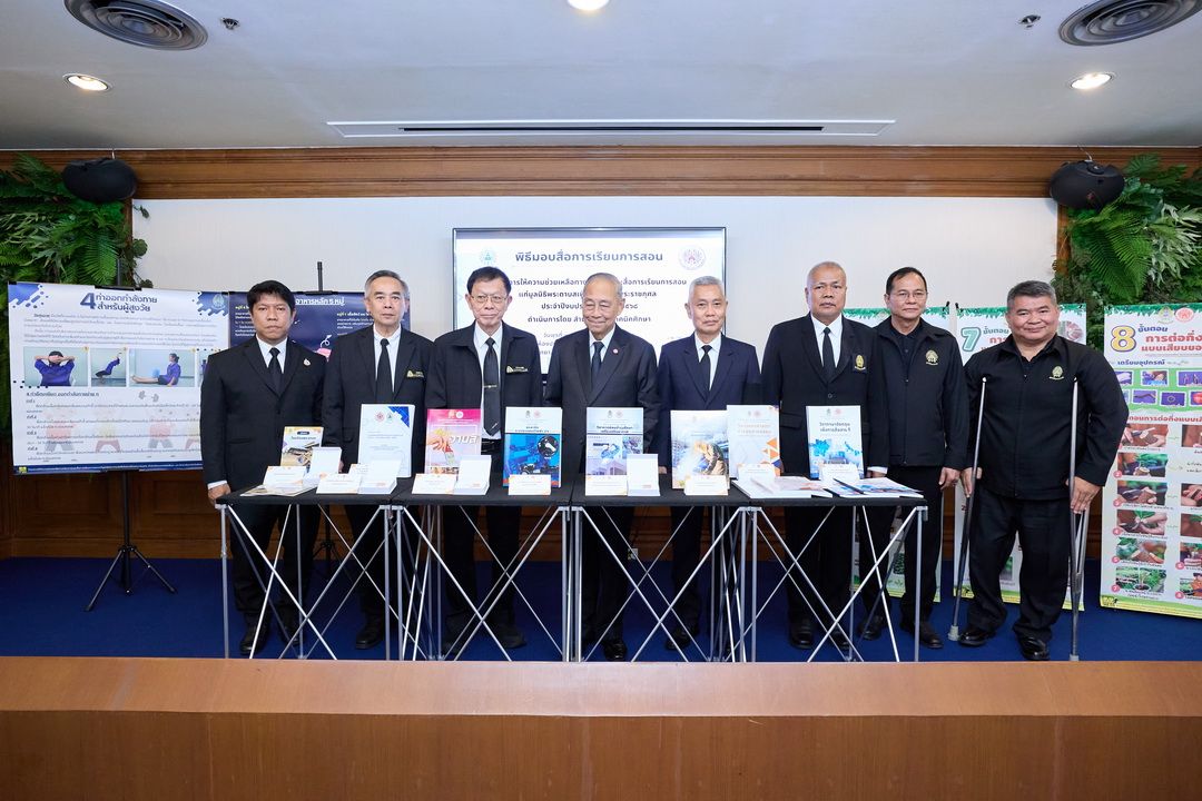 องคมนตรี เป็นประธานรับมอบสื่อการเรียนการสอนแก่มูลนิธิพระดาบส จากอธิการบดี มจพ.