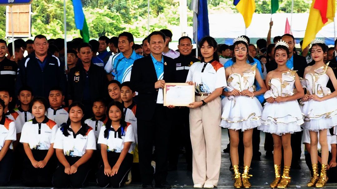 รมช.ศธ.“องอาจ”ลงพื้นที่ จ.แม่ฮ่องสอน เปิดกีฬา พร้อมตรวจเยี่ยมรับฟังปัญหา