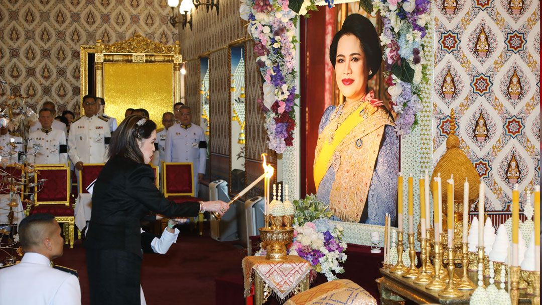 ปชช.หลั่งไหลกราบพระบรมศพ พระพันปีหลวง