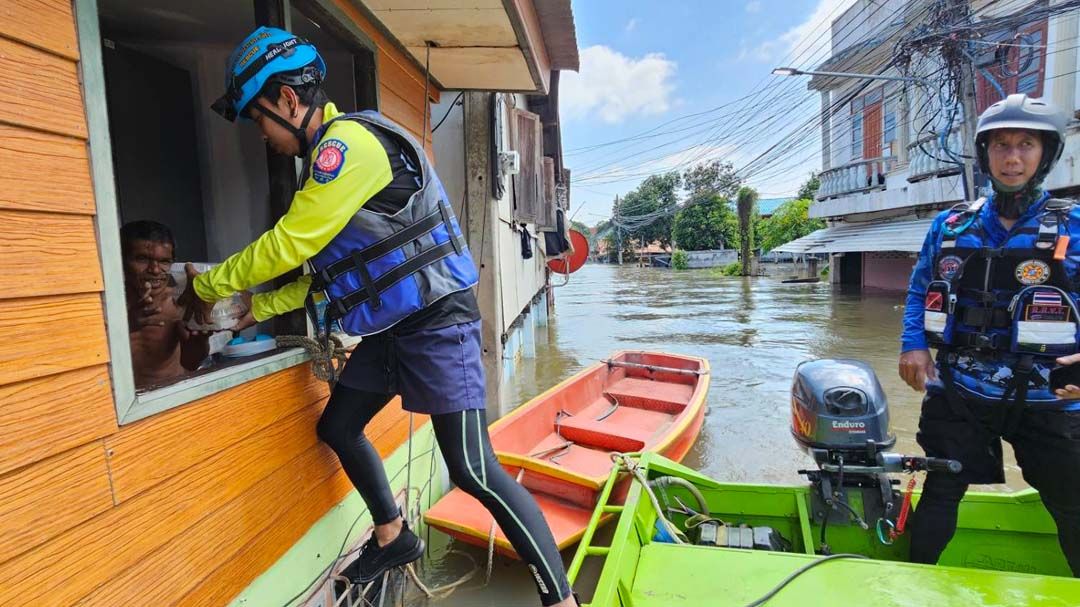 ‘กู้ภัย-มูลนิธิป่อเต็กตึ๊ง’ตั้งกองอำนวยการอพยพ แจกจ่ายถุงยังชีพ แก่ผู้ประสบภัยน้ำท่วมสิงห์บุรี