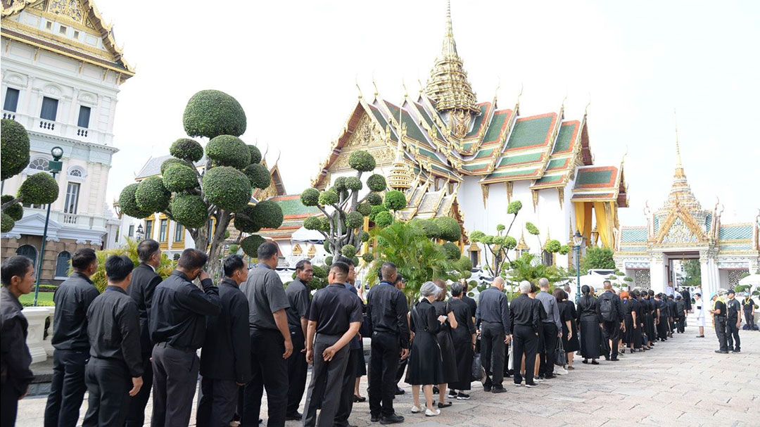 พสกนิกรหลั่งไหล  กราบพระบรมศพพระพันปี