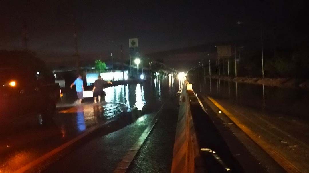 ‘อ่างทอง’ถนนเส้น33 ยังไม่เปิดให้ใช้ แต่รถบรรทุก-กระบะยังลุยฝ่าน้ำท่วม