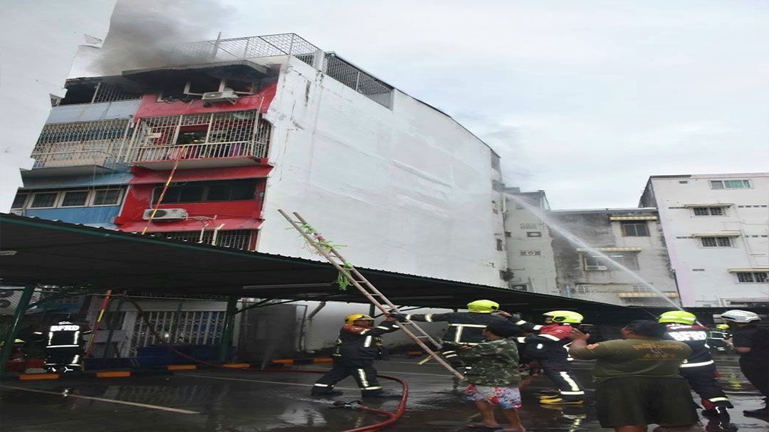 ‘ชัชชาติ’ รุดตรวจเหตุเพลิงไหม้อาคารพาณิชย์ย่านจักรเพชร