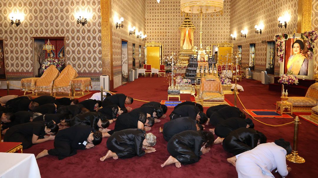 ปชช.หลั่งไหลกราบพระบรมศพ พระพันปีหลวง