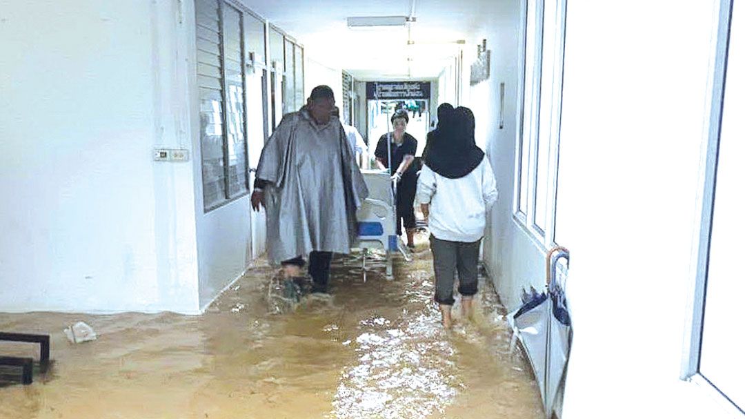 น้ำท่วมใต้หนัก รพ.สายบุรีสั่งปิดให้บริการ สงขลาหยุดเรียนทั้งจังหวัด