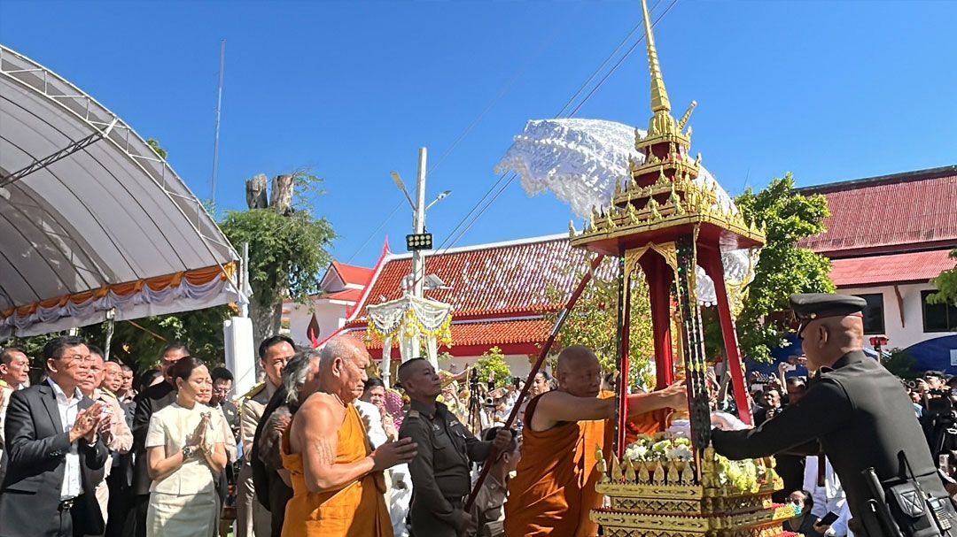 'สมเด็จพระมหาวีรวงศ์' ปธ.ฝ่ายสงฆ์ ยกยอดฉัตรทองคำพระมหาธาตุแก่นนครฯ